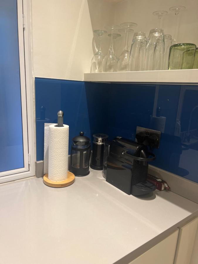2 Bedroom Just Off Kings Road Apartamento